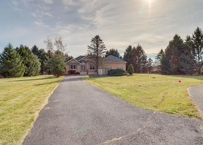 Spacious Poconos Retreat With Deck And Private Hot Tub