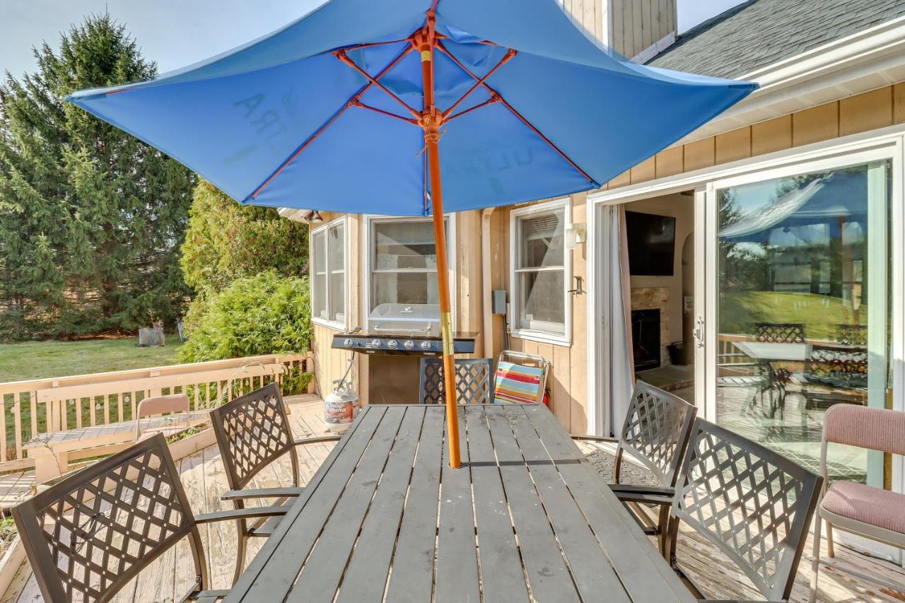 Spacious Poconos Retreat With Deck And Private Hot Tub Blakeslee