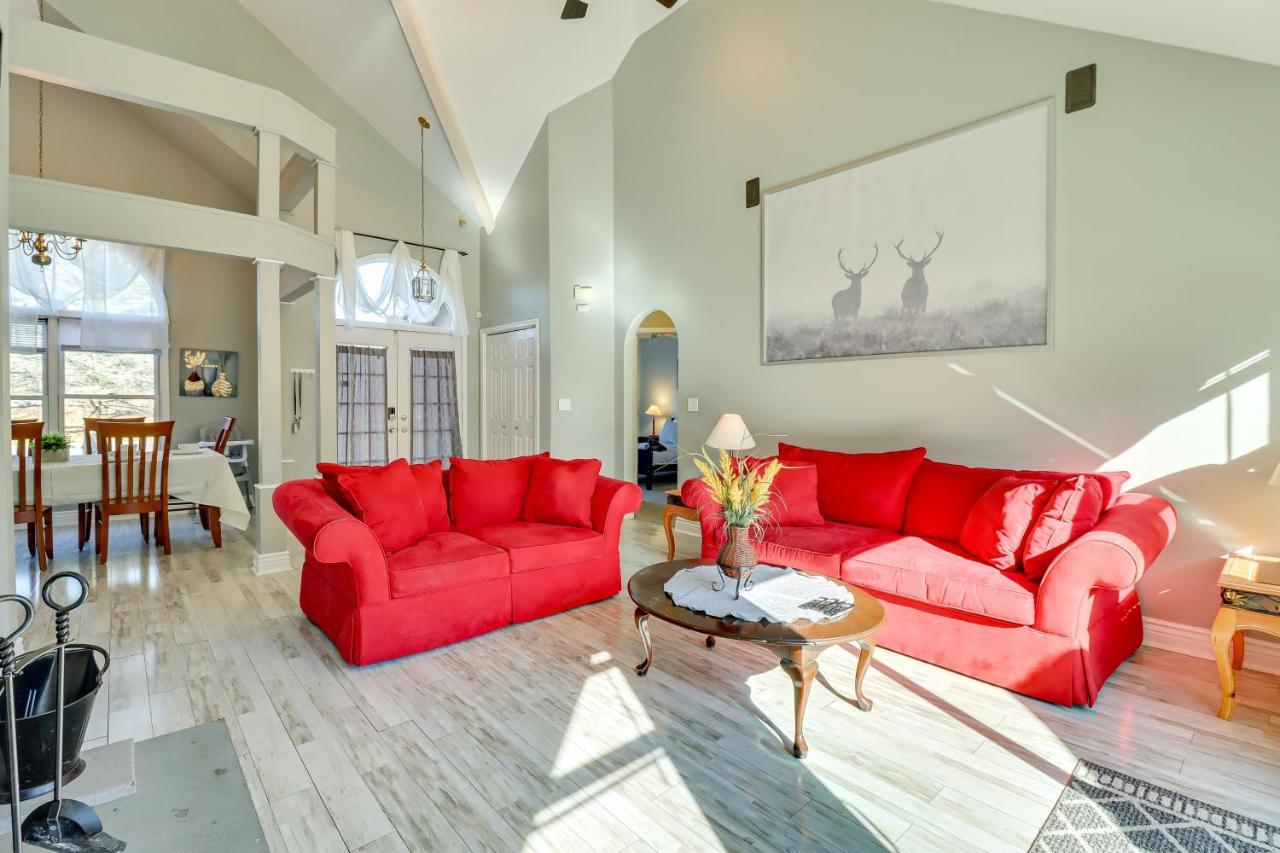 Spacious Poconos Retreat With Deck And Private Hot Tub Holiday home