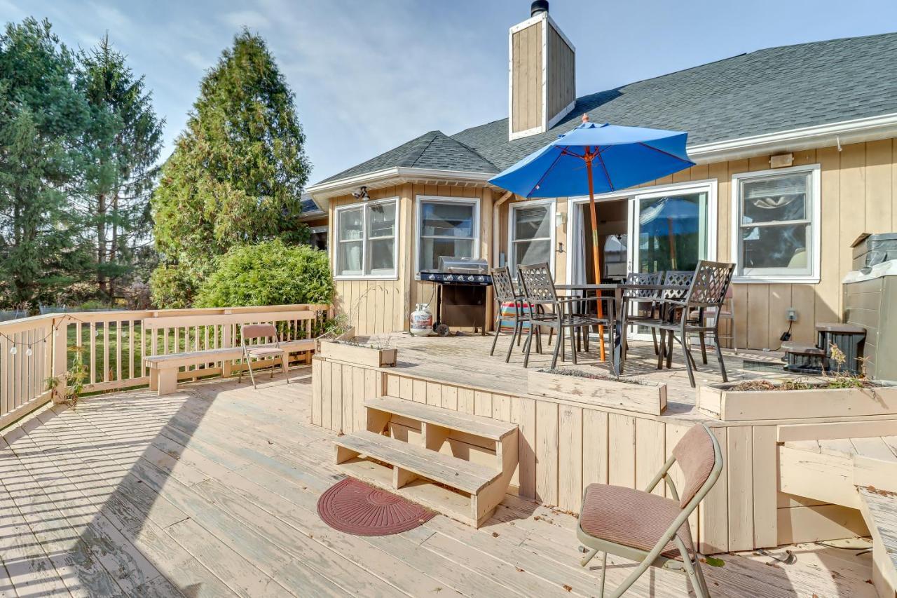 Spacious Poconos Retreat With Deck And Private Hot Tub Holiday home