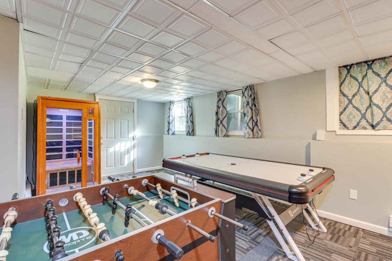 Spacious Poconos Retreat With Deck And Private Hot Tub *