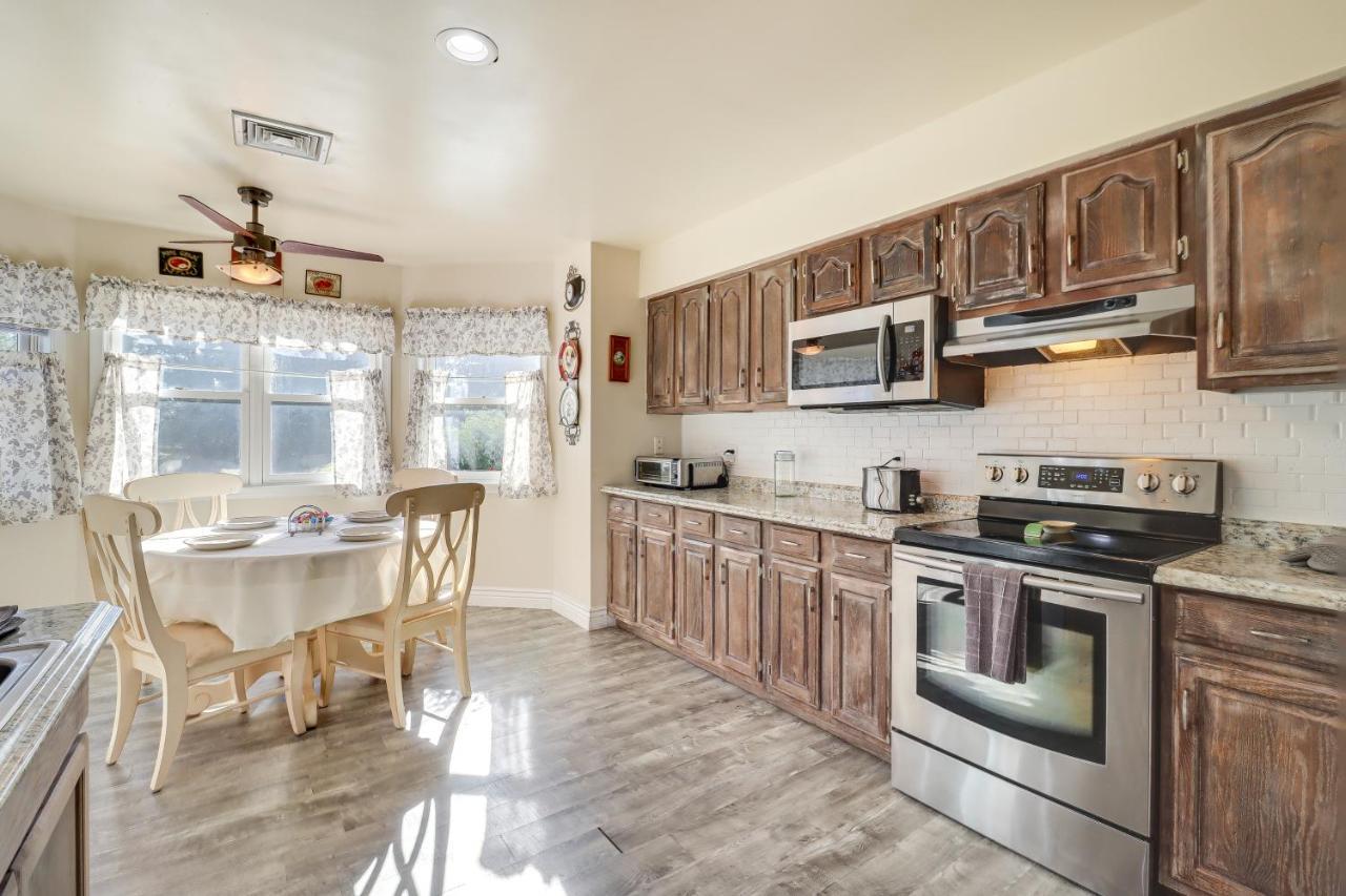 Holiday home Spacious Poconos Retreat With Deck And Private Hot Tub Blakeslee