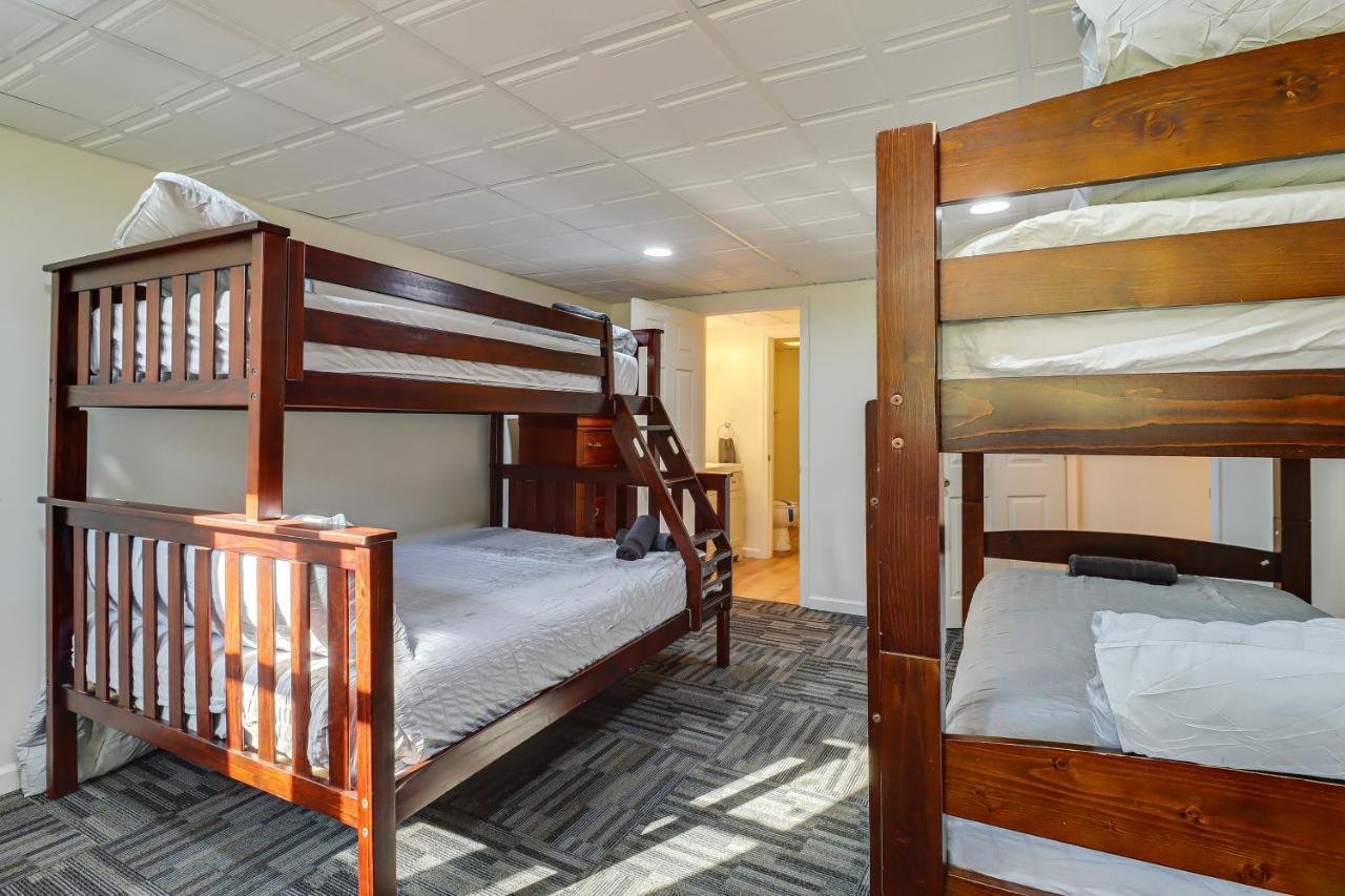 Spacious Poconos Retreat With Deck And Private Hot Tub Holiday home *