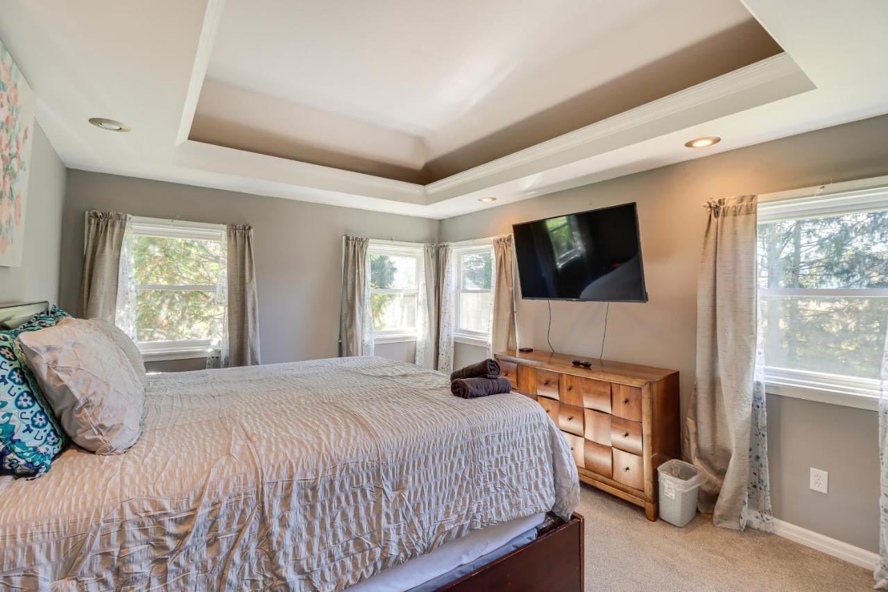 Spacious Poconos Retreat With Deck And Private Hot Tub * Blakeslee