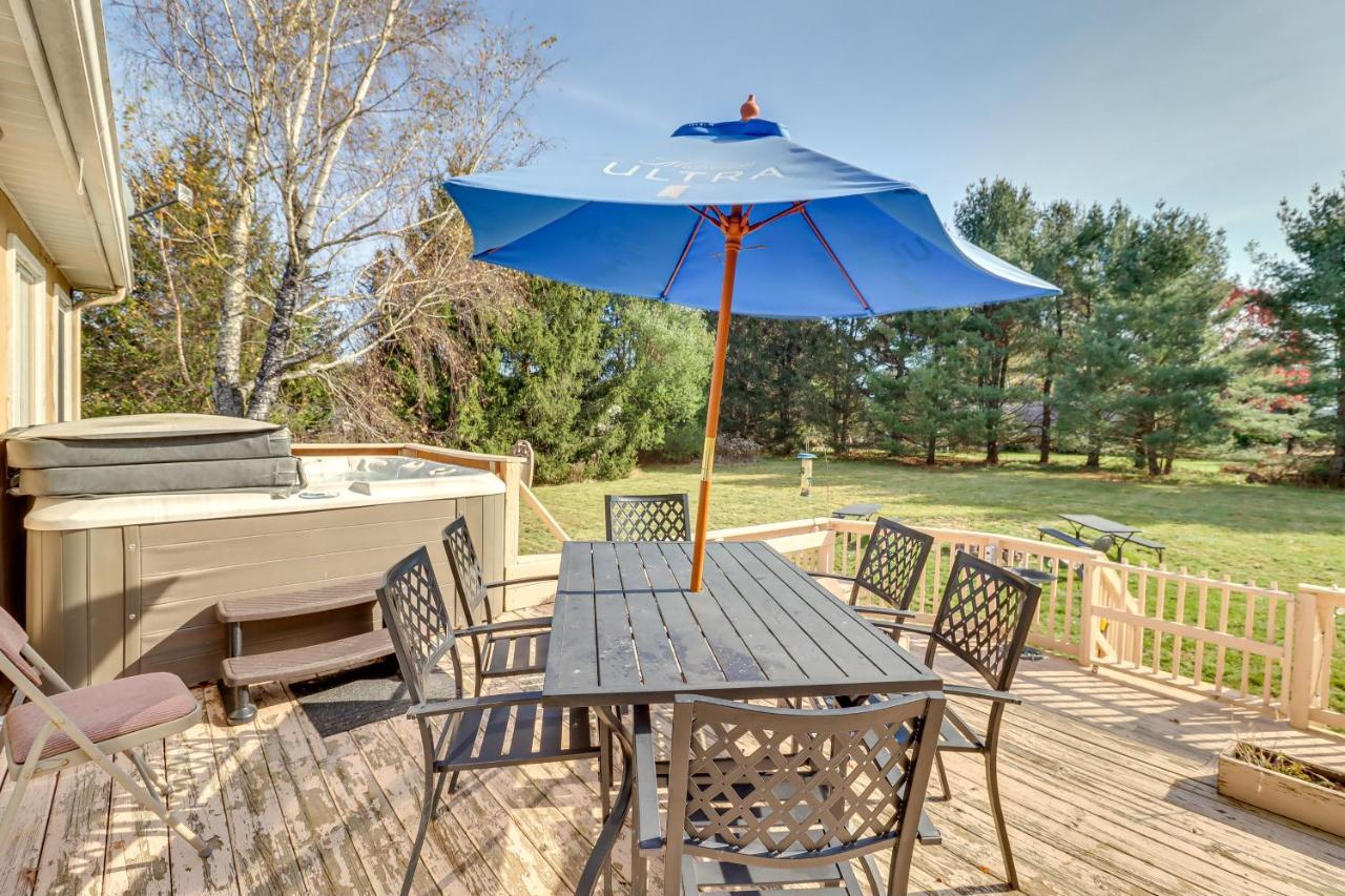 Spacious Poconos Retreat With Deck And Private Hot Tub Holiday home *