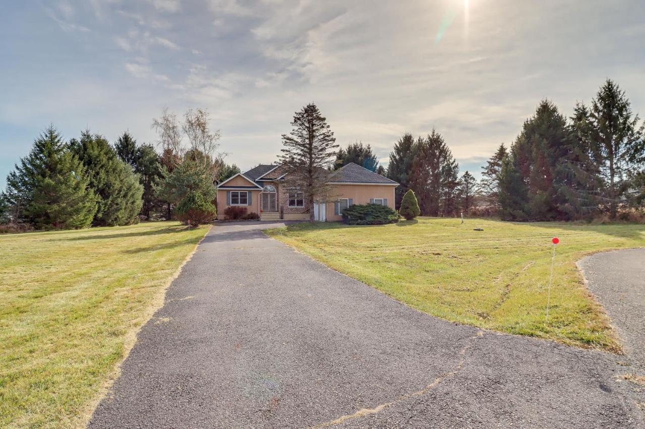 Spacious Poconos Retreat With Deck And Private Hot Tub
