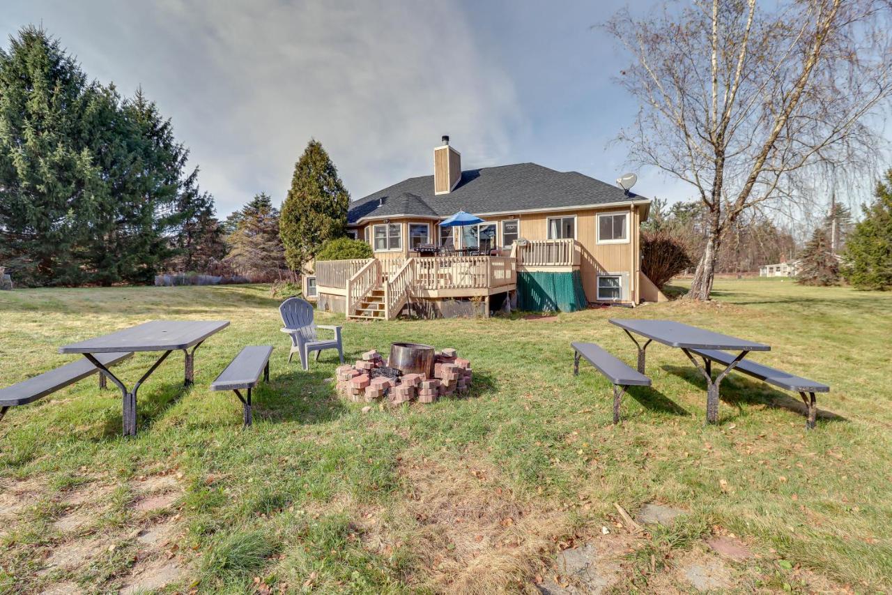 Spacious Poconos Retreat With Deck And Private Hot Tub Ferienhaus *